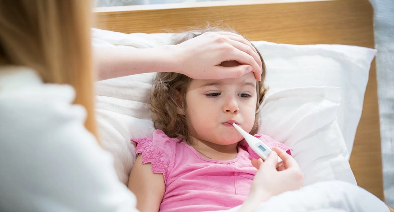 Bébé avec de la fièvre accompagné par ses parents